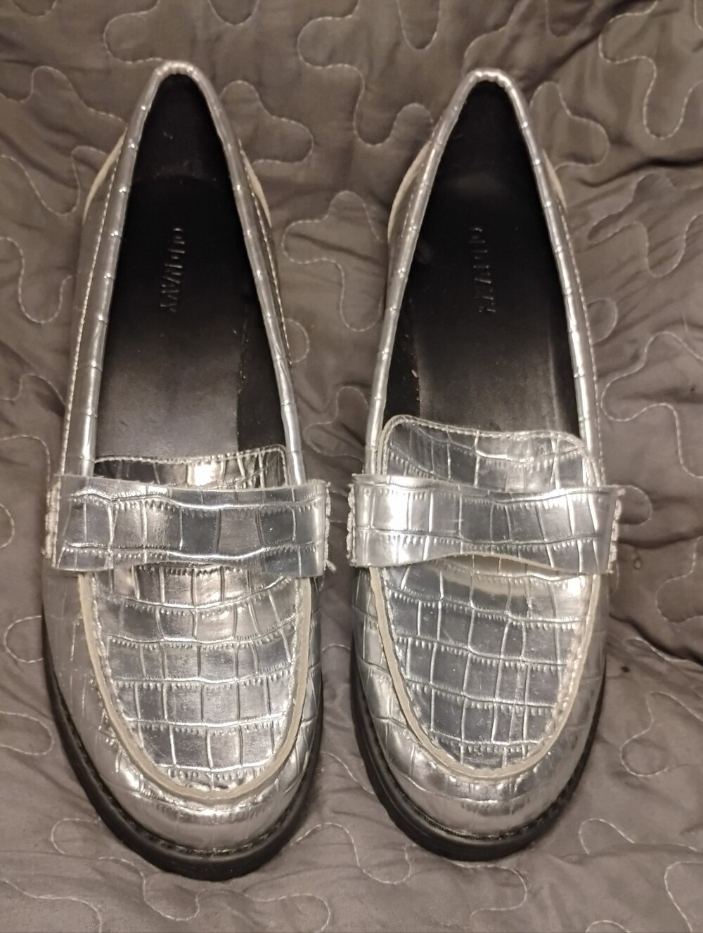 Metallic Silver Croc-Embossed Vegan Leather Women’s Loafers Size 8.5